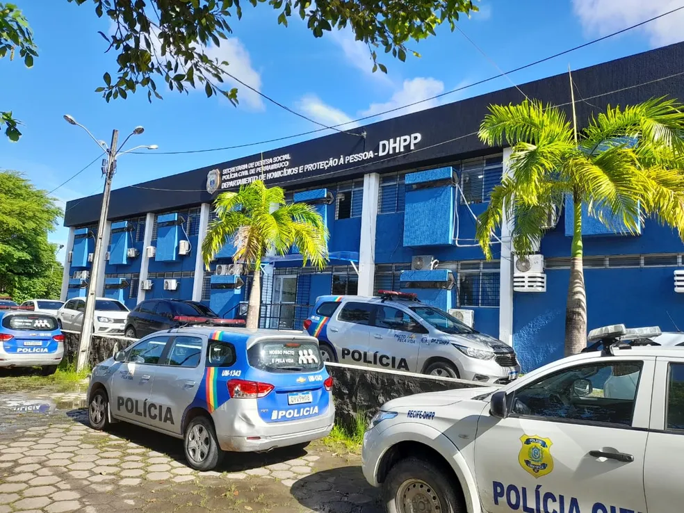 Mulher é detida ao tentar lançar filho pela janela de apartamento em Jaboatão