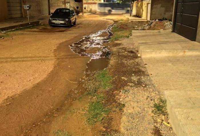 Problema de esgoto continua sem solução há quatro dias e perturba moradores do Ouro Preto