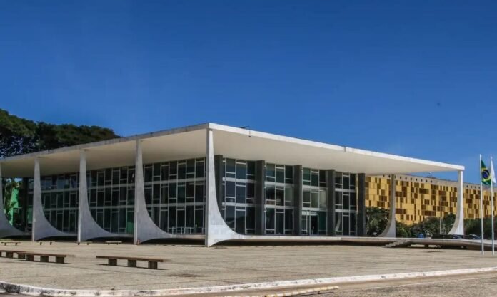 Relator da CCJ do Senado apoia a PEC que acaba com a escala de trabalho 6×1.