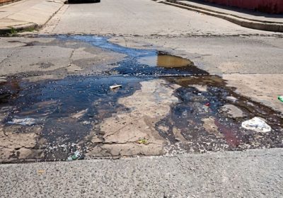 Rio Corrente enfrenta transtornos devido ao esgoto sem solução por meses Rio Corrente enfrenta transtornos devido ao esgoto sem solução por meses