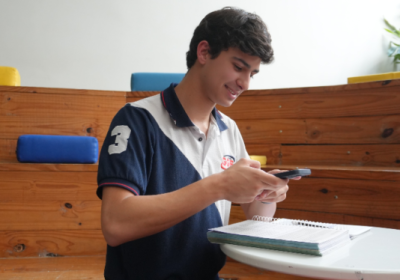 Sete em cada dez estudantes brasileiros já incorporaram a inteligência artificial em suas rotinas de estudo.