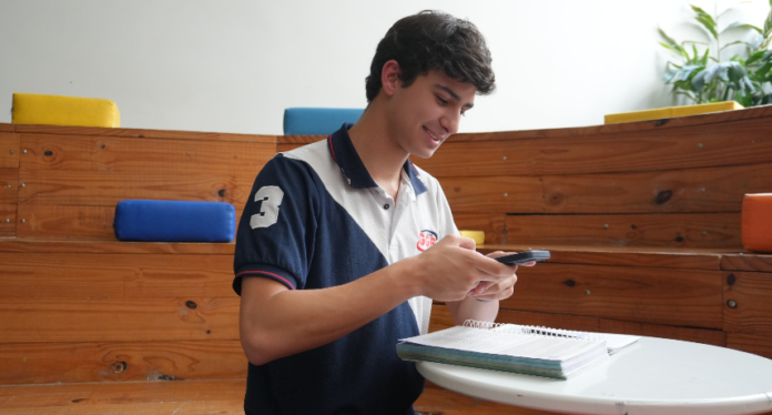 Sete em cada dez estudantes brasileiros já incorporaram a inteligência artificial em suas rotinas de estudo.