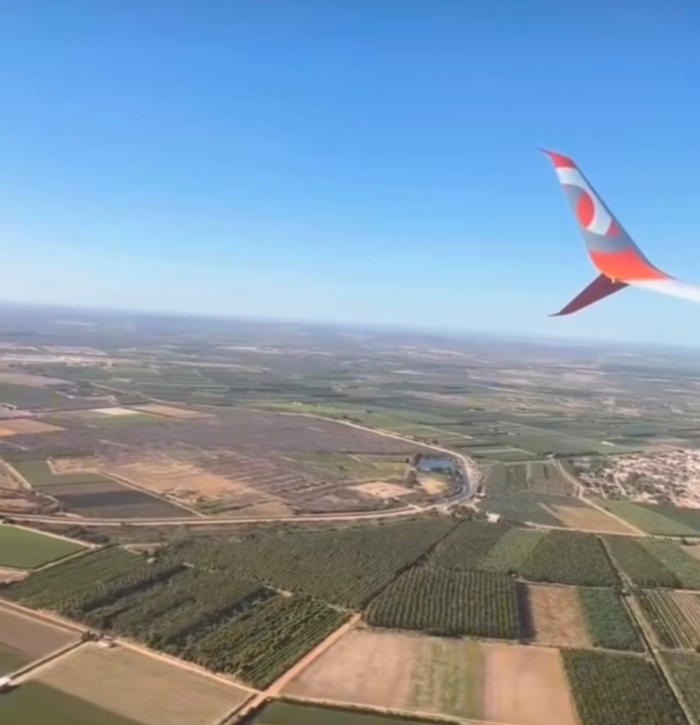 A força da agricultura e os projetos que levaram Petrolina a se destacar como uma das principais cidades exportadoras do Brasil, vistas do alto do avião.