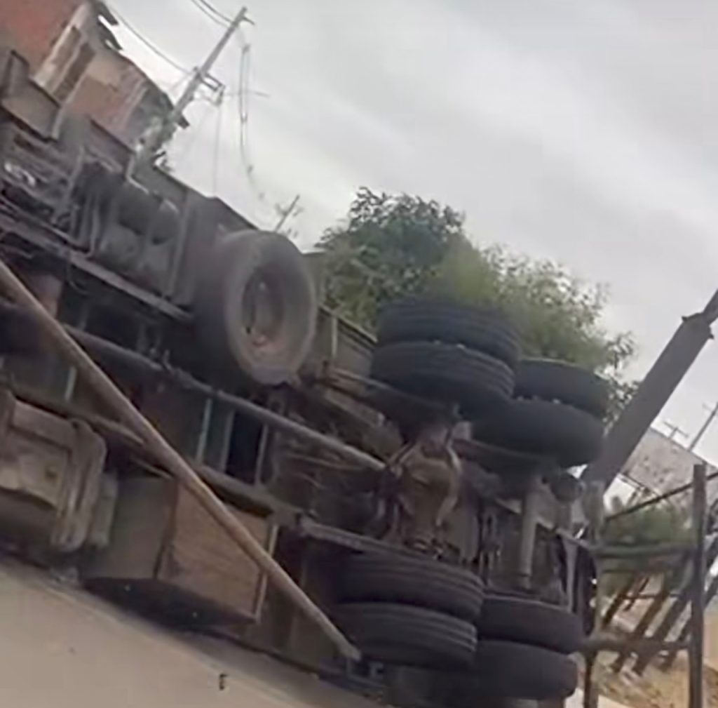 Acidente: Caminhão tomba em Juazeiro-BA na manhã de quarta-feira (30)