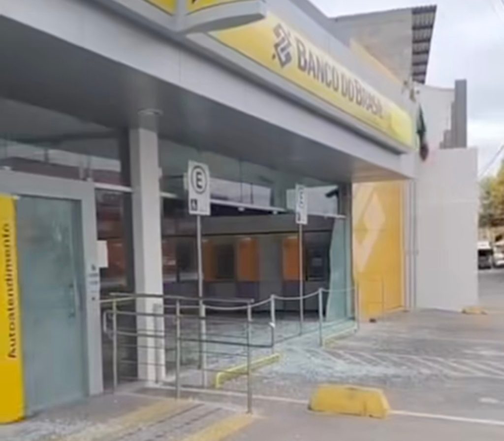 Agência do Banco do Brasil em Petrolina amanhece com portas e fachada de vidro danificadas no bairro Areia Branca.