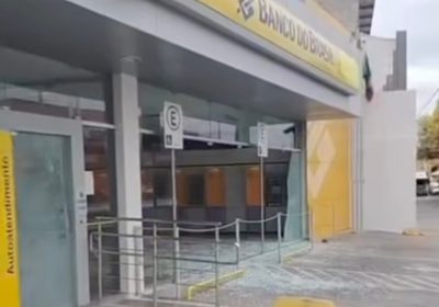 Agência do Banco do Brasil em Petrolina amanhece com portas e fachada de vidro danificadas no bairro Areia Branca.
