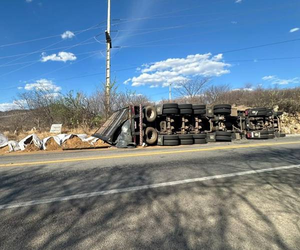 Caminhão tomba na BR-232 em Salgueiro e condutor se recusa a fazer teste do bafômetro