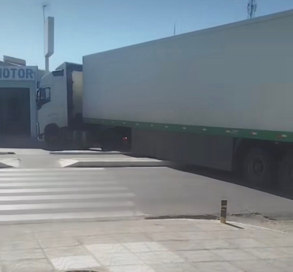 Ciclista flagra carreta danificando ciclovia durante manobra na Avenida da Integração em Petrolina