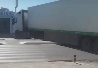 Ciclista flagra carreta danificando ciclovia durante manobra na Avenida da Integração em Petrolina