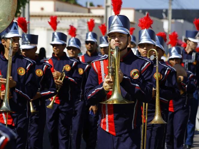 Desfile cívico comemora cultura e tradição na Casa Nova
