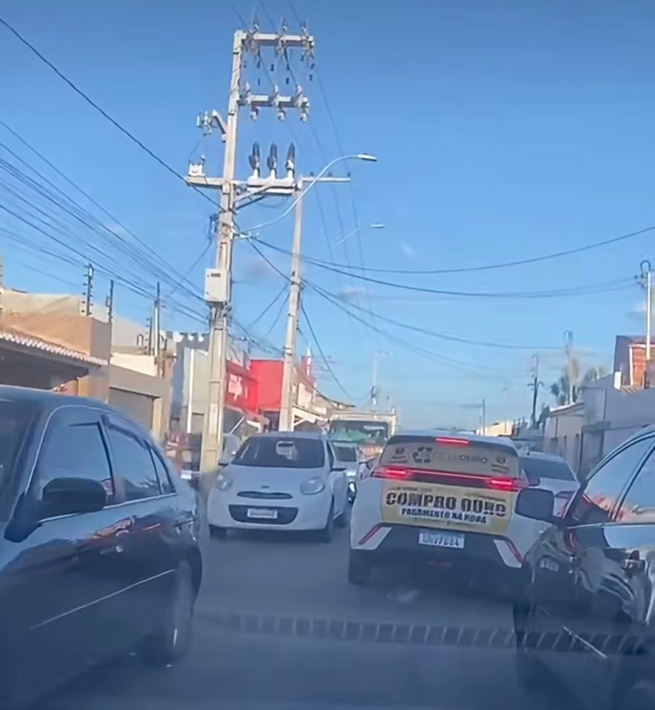 Dificuldades no trânsito na avenida principal do bairro Vila Marcela em Petrolina são denunciadas por moradores.
