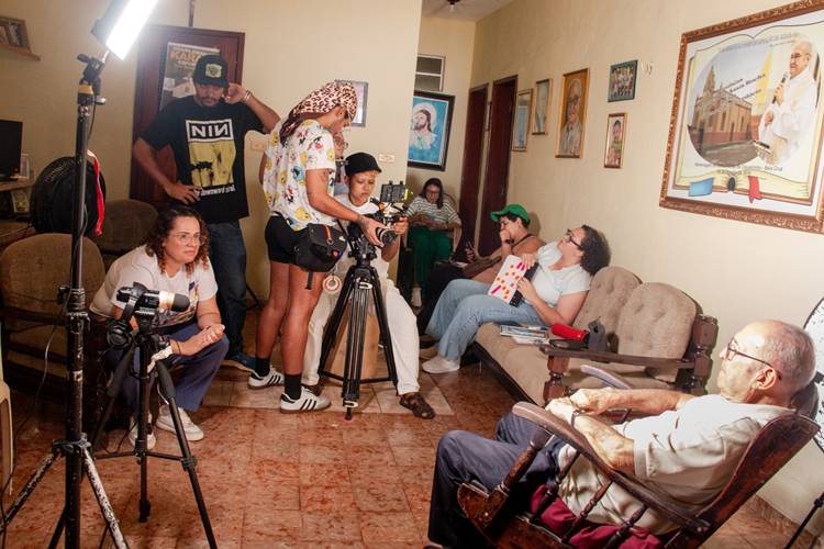 Gravações de filme sobre escolas radiofônicas são feitas no Sertão do Pajeú.