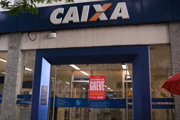 Greve dos bancários da Caixa Econômica completa terceiro dia de paralisação