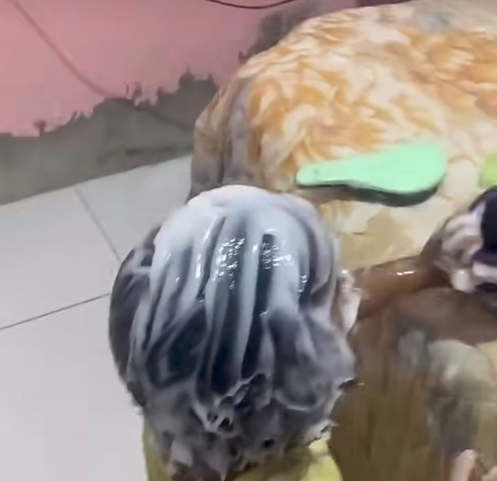 Mãe flagra criança viralizando nas redes sociais toda coberta de creme para cabelo