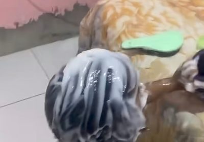 Mãe flagra criança viralizando nas redes sociais toda coberta de creme para cabelo