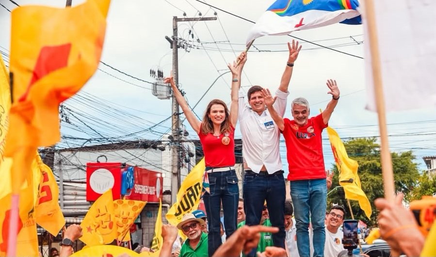 Marília Arraes reúne lideranças, dialoga com a cultura e mobiliza as ruas de Vitória de Santo Antão até o Recife.