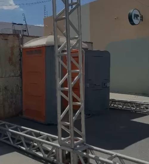 Moradores da Petrolina Antiga se revoltam com montagem de estrutura para serenata
