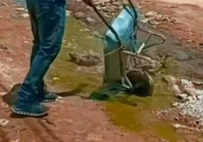 Moradores do Mandacaru não esperam mais e realizam obra de saneamento por conta própria Moradores do Mandacaru não esperam mais e realizam obra de saneamento por conta própria