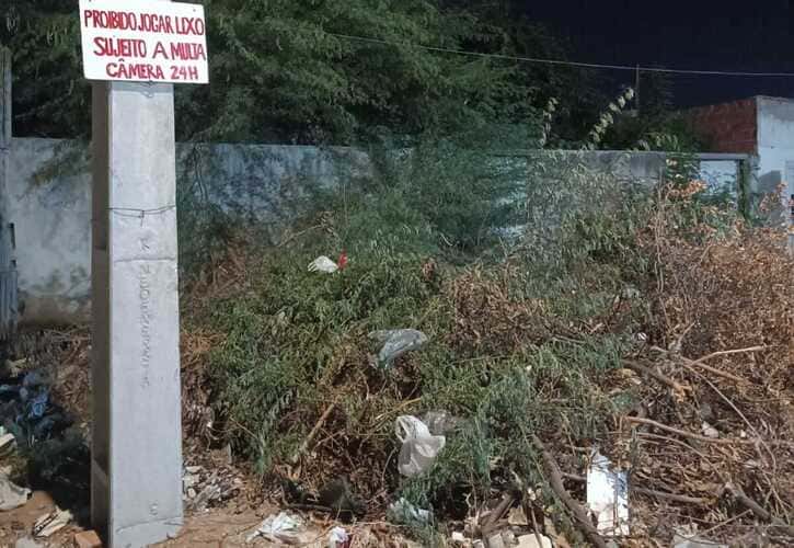 Moradores do Pedro Raimundo estão revoltados com o acúmulo de lixo e entulho no bairro