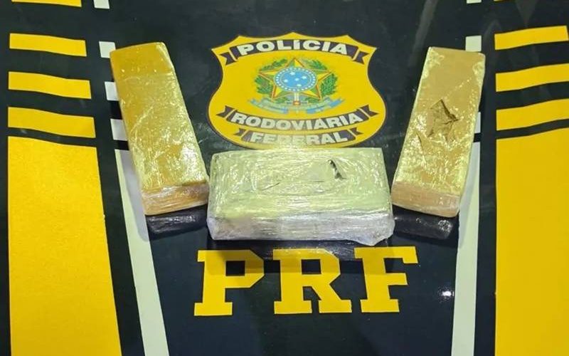PRF prende homem com cocaína e supermaconha em ônibus em Serra Talhada