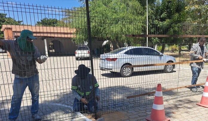 Parte do telhado do Centro de Convivência da Univasf em Juazeiro (BA) desaba e causa interdição do local