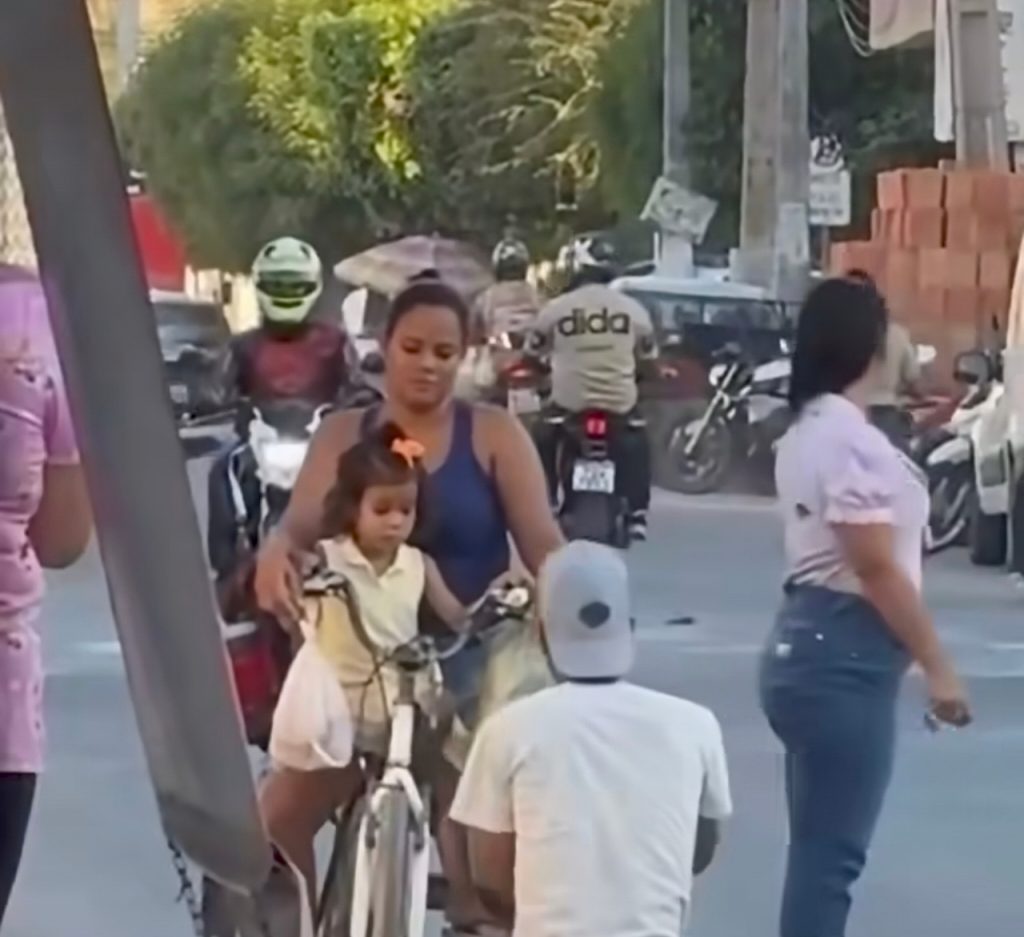 Pedido de casamento surpreende namorada no meio da avenida em Juazeiro-BA