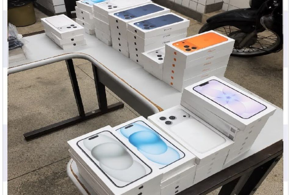 Polícia Militar apreende 66 celulares iPhone sem documentação durante operação em Recife.