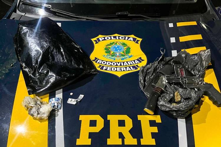 Polícia detém caminhoneiro com drogas, arma e rebites em Floresta.