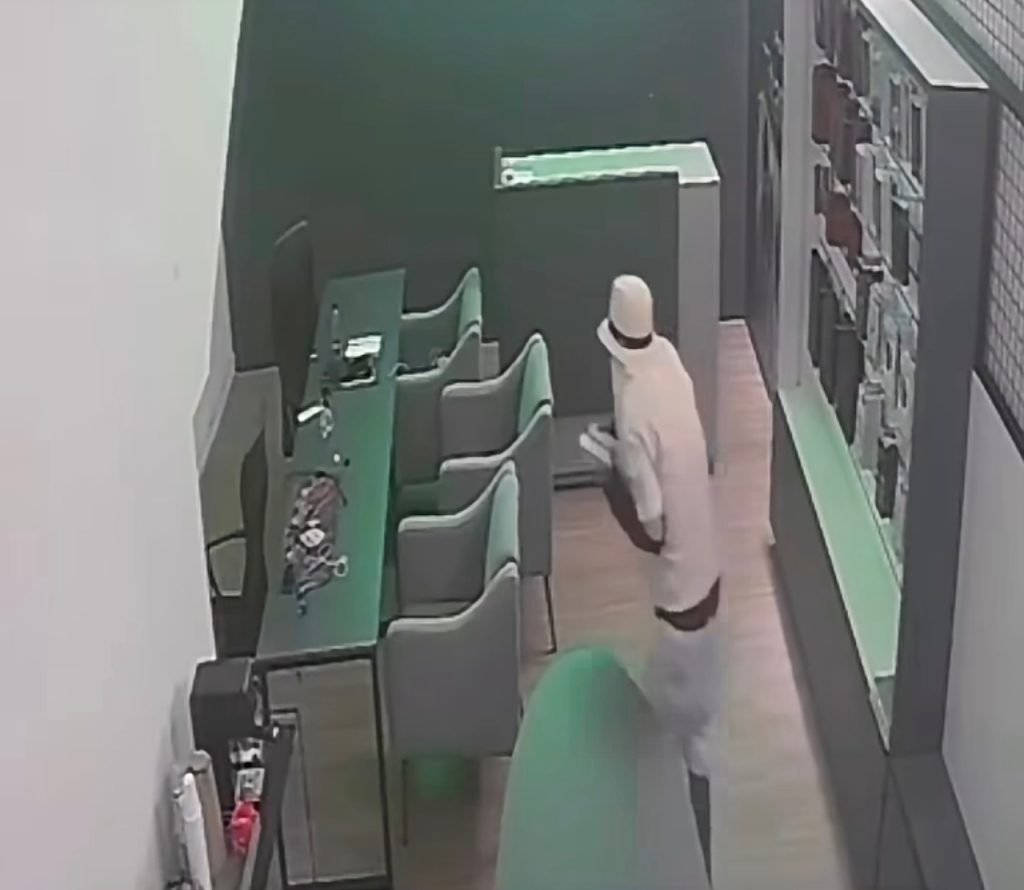 Prejuízo: Loja de celulares é alvo de furto durante a madrugada no Centro de Petrolina