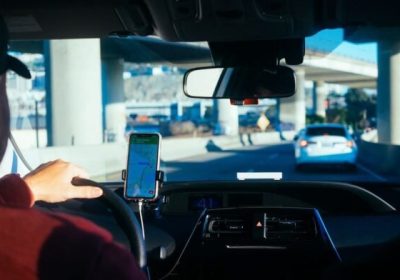 Presidente da Associação dos Motoristas por Aplicativo de Petrolina (PE) critica autuações da AMMPLA por fila dupla e uso de celular no suporte do veículo