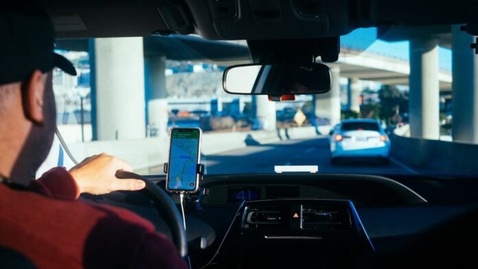 Presidente da Associação dos Motoristas por Aplicativo de Petrolina (PE) critica autuações da AMMPLA por fila dupla e uso de celular no suporte do veículo