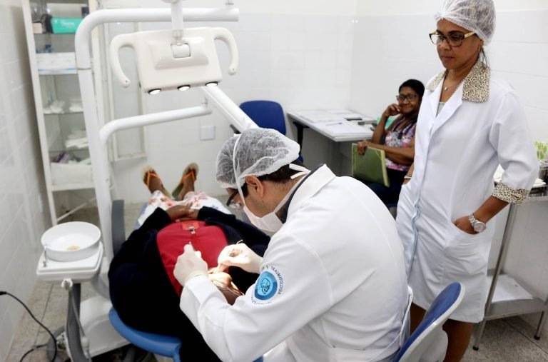 Projeto estabelece piso salarial de R$ 3.624 para auxiliares médicos e odontológicos.