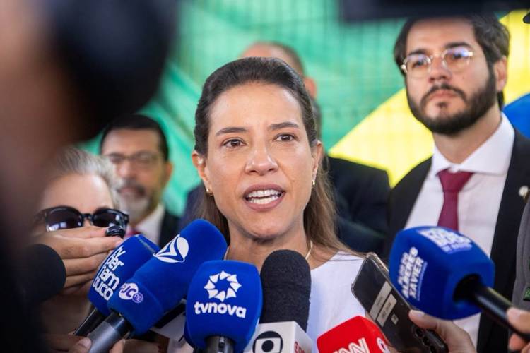 Raquel, ex-candidata, enaltece Pernambuco durante desfile do 7 de Setembro