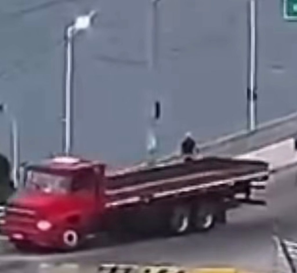 Registros fotográficos mostram acidente entre caminhão e motocicleta na descida da Ponte Presidente Dutra em Juazeiro