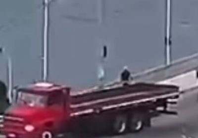 Registros fotográficos mostram acidente entre caminhão e motocicleta na descida da Ponte Presidente Dutra em Juazeiro