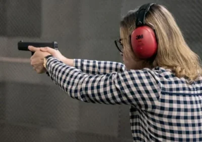 Senado avalia permitir que mulheres com medida protetiva possuam porte de arma
