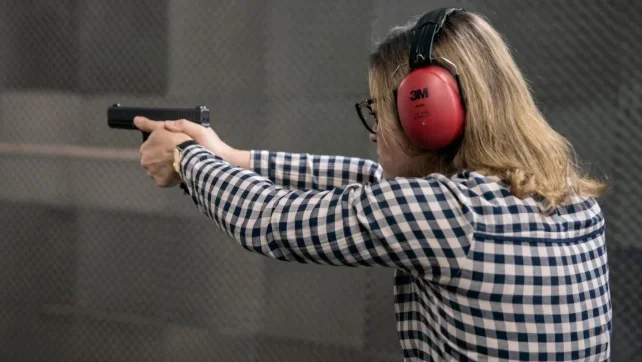 Senado avalia permitir que mulheres com medida protetiva possuam porte de arma