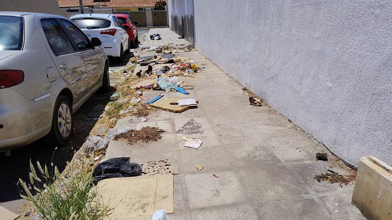Travessa próxima da feira da Areia Branca reflete negligência