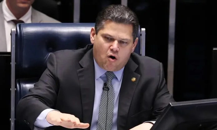 Alcolumbre promulgará o fim da escala 6×1 nesta sexta-feira