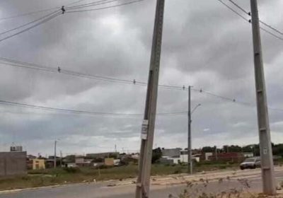 Alerta de moradores sobre perigo de queda de poste no Loteamento Rafael