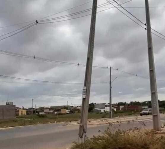 Alerta de moradores sobre perigo de queda de poste no Loteamento Rafael