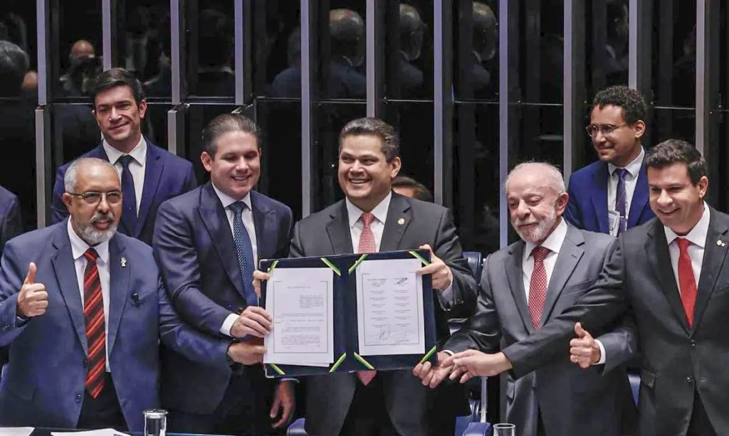 Congresso promulga emenda que acaba com a jornada 6×1; escala 5×2 entrará em vigor em 60 dias.