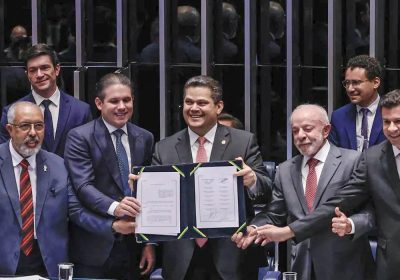 Congresso promulga emenda que acaba com a jornada 6×1; escala 5×2 entrará em vigor em 60 dias.