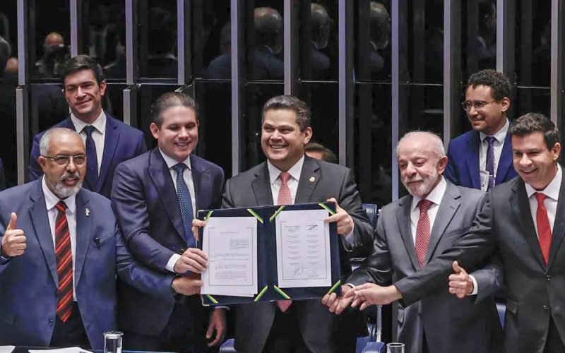 Congresso promulga emenda que acaba com a jornada 6×1; escala 5×2 entrará em vigor em 60 dias.