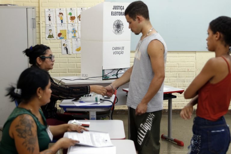 Eleições 2026: Descubra a sequência de votação na urna eletrônica