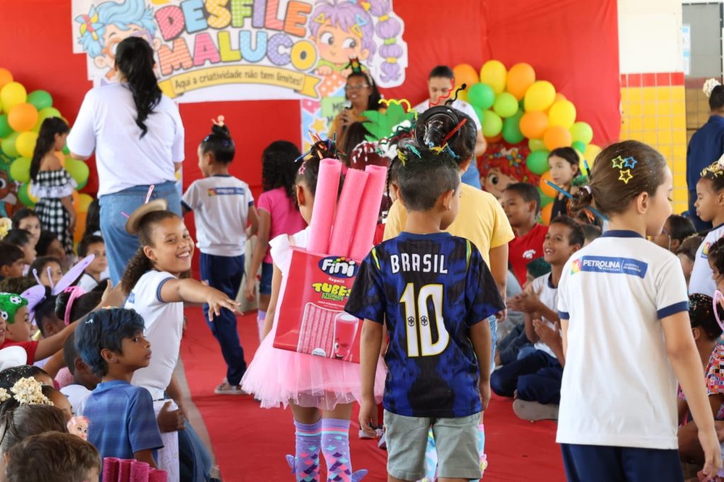 Escolas municipais de Petrolina promovem programação especial para o Mês da Criança, movimentando a cidade.