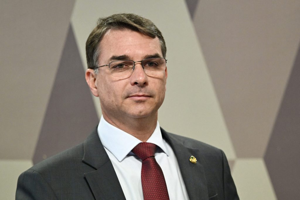Flávio Bolsonaro comemora resultado do primeiro turno e se mantém confiante na vitória na disputa pela Presidência