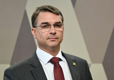 Flávio Bolsonaro comemora resultado do primeiro turno e se mantém confiante na vitória na disputa pela Presidência