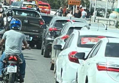 Intervenção dos Bombeiros interdita faixa da Ponte Dutra e provoca congestionamento no trânsito Intervenção dos Bombeiros interdita faixa da Ponte Dutra e provoca congestionamento no trânsito