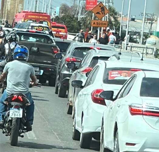 Intervenção dos Bombeiros interdita faixa da Ponte Dutra e provoca congestionamento no trânsito